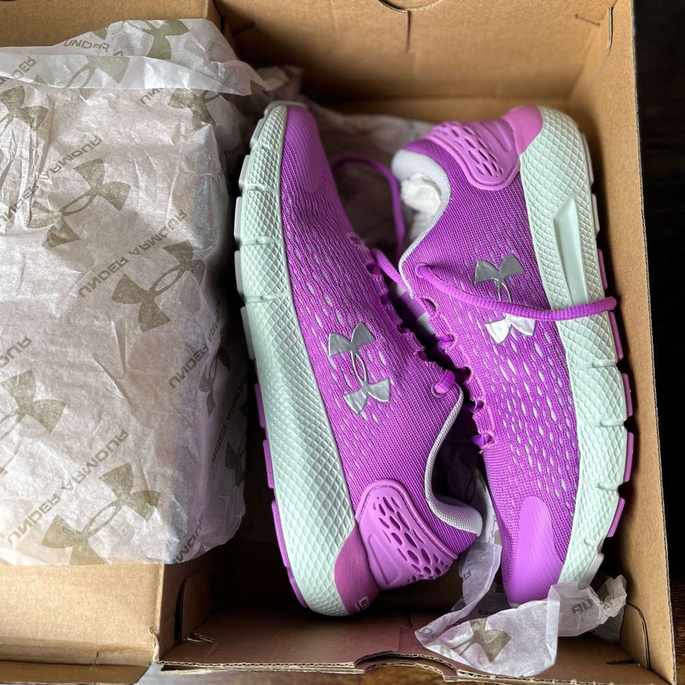 New  Under Armour Running Shoes Size 7Y UA GS Charged Rogue 2